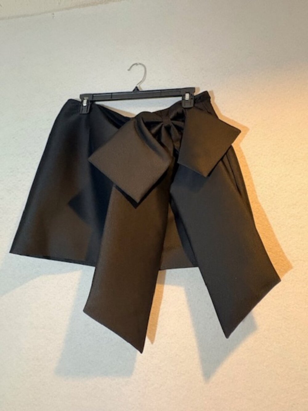 Antonio Melani Women’s 14 Black Satin Lined Mini Skirt Oversize Bow NWT